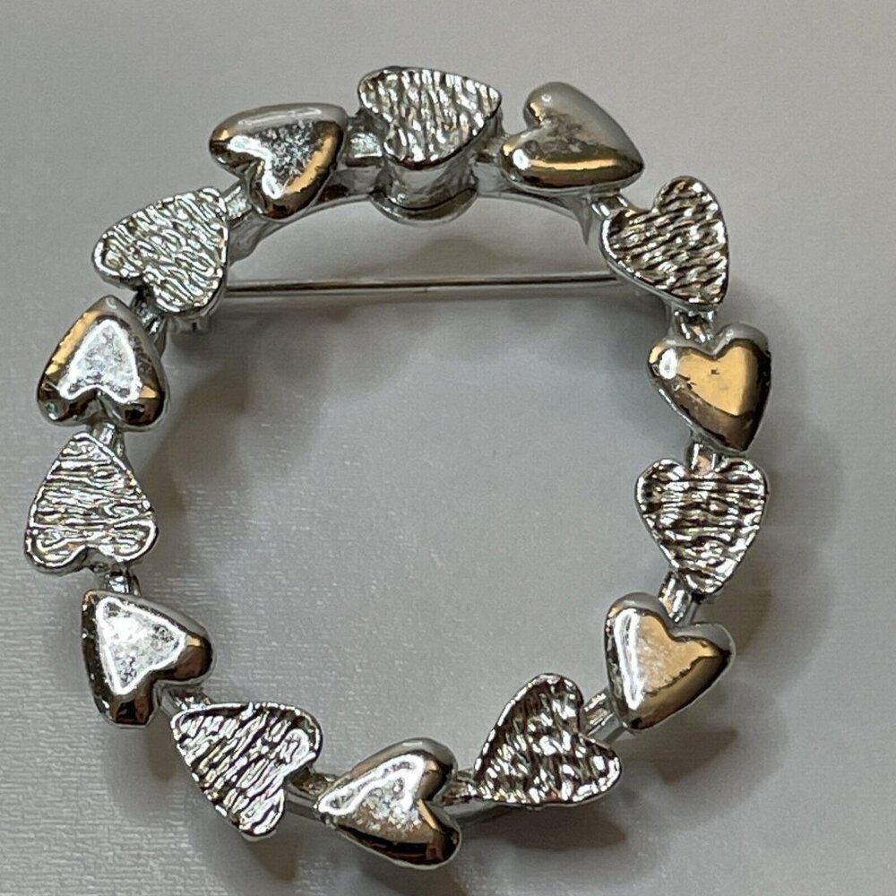 Signed Gerry's Oval Silver Tone Metal Heart Wreath‎ Brooch Pin Vintage AL5.4